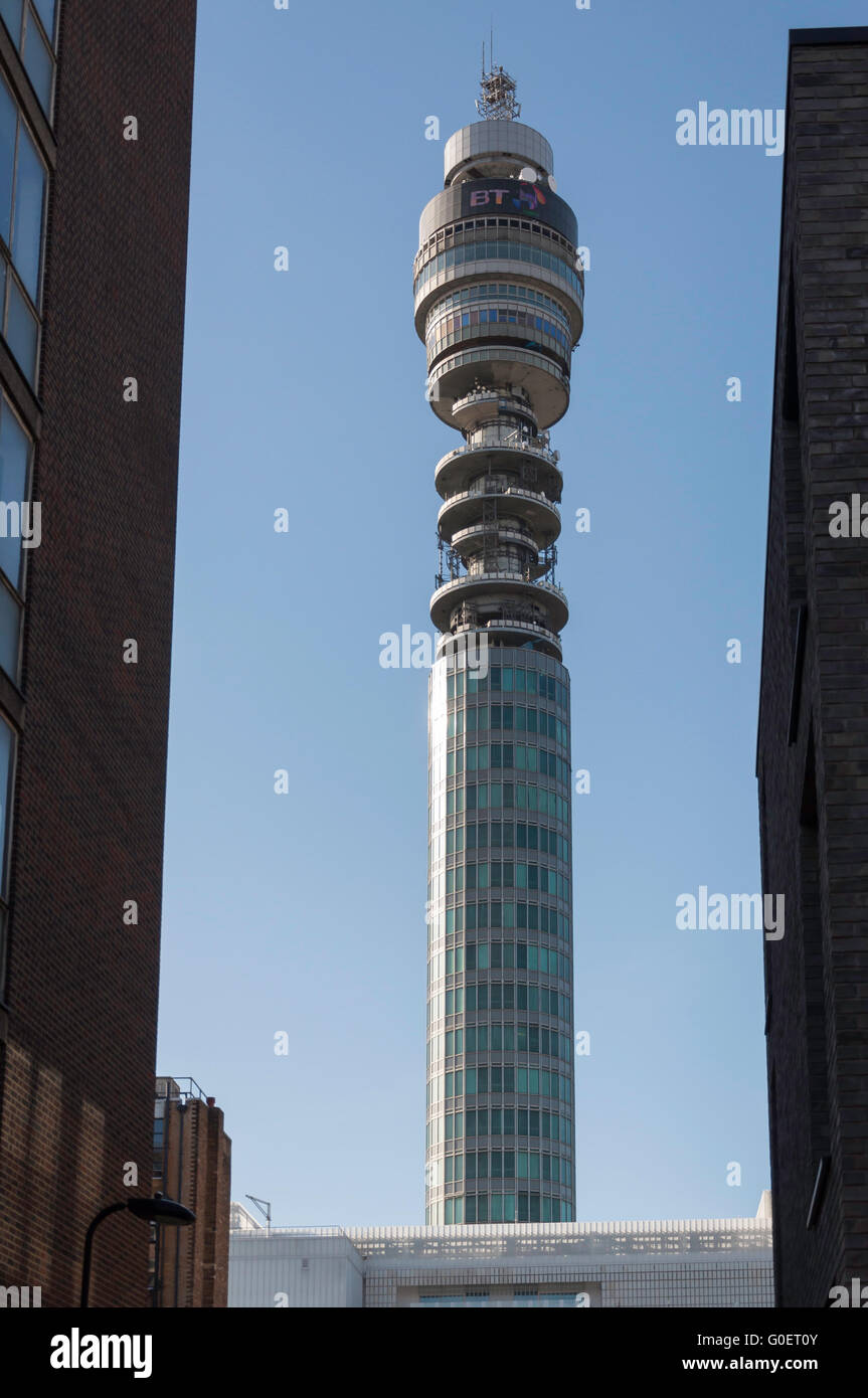 BT Tower frpm Howland Street, Fitzrovia, London Borough of Camden, Londres, Angleterre, Royaume-Uni Banque D'Images