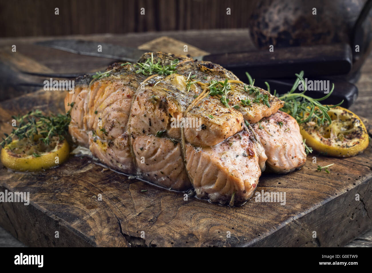 Filet de saumon sur une vieille planche rustique Banque D'Images