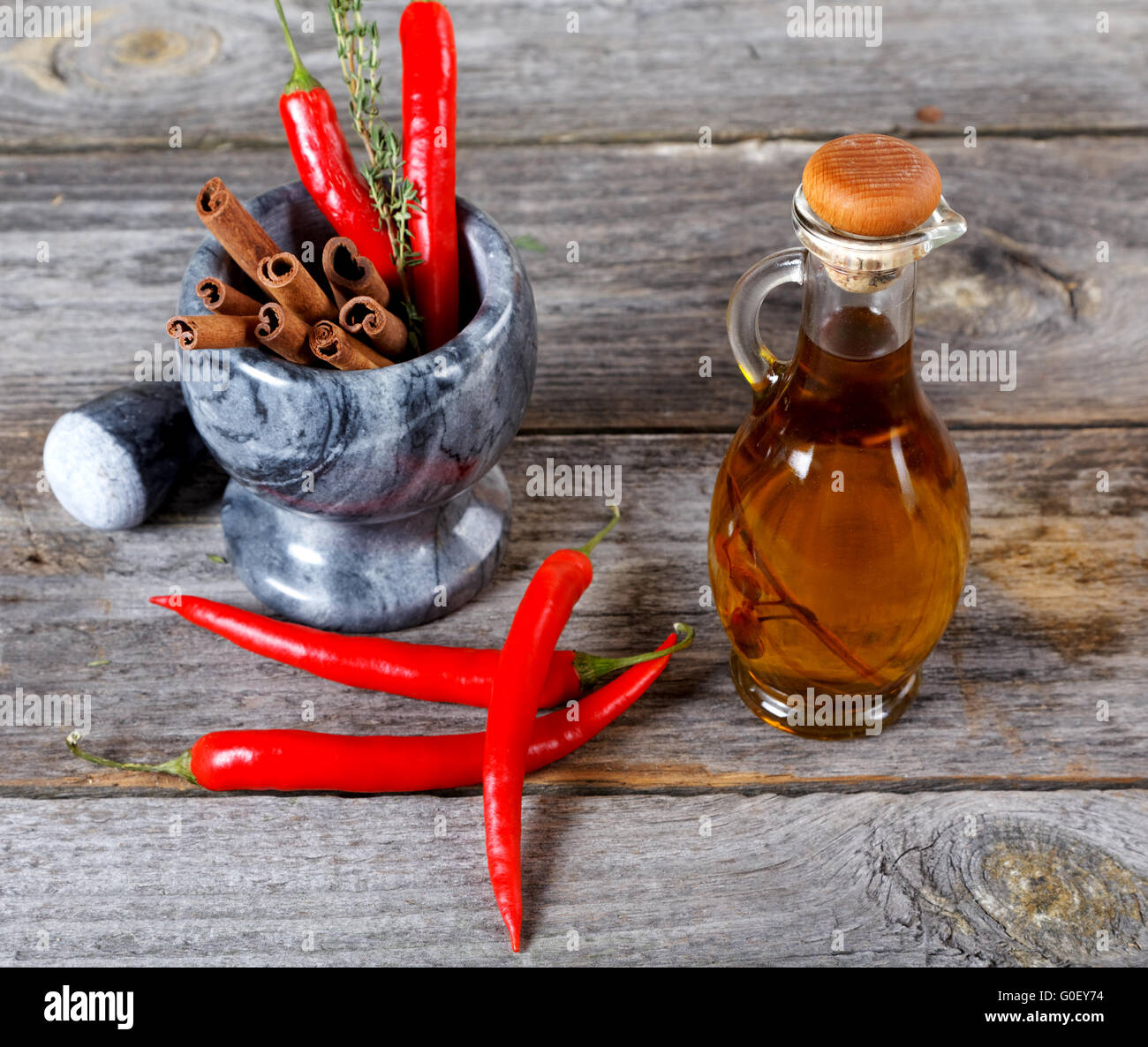 La nature morte d'épices et de mortier sur une vieille table en bois Banque D'Images