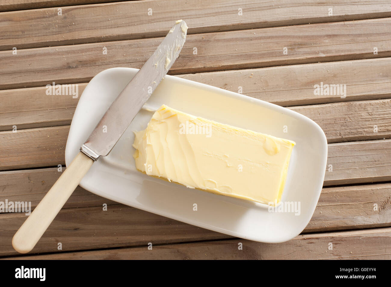 Le beurre frais de la ferme de Pat sur un plat Banque D'Images