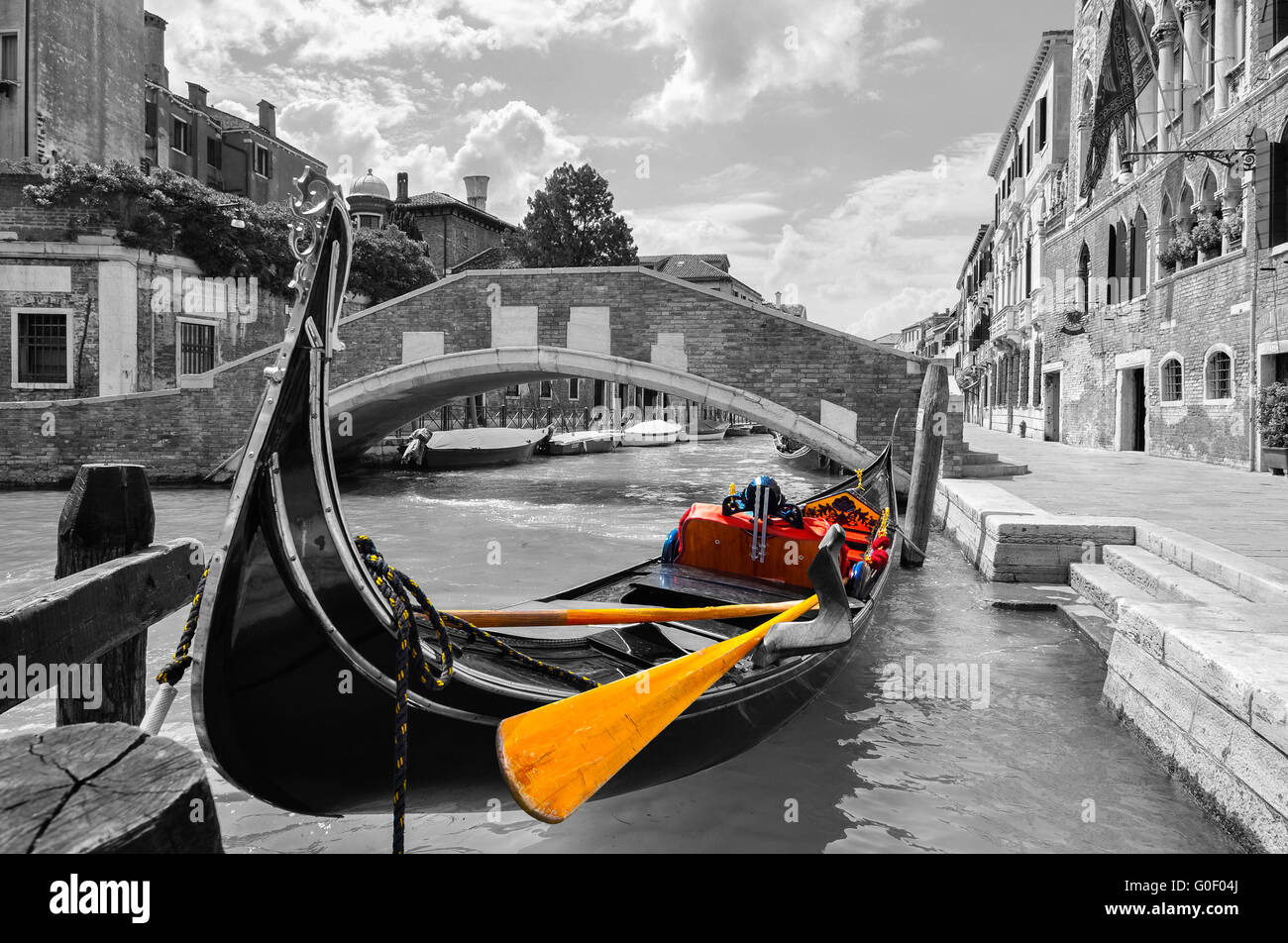 Le noir et blanc d'un beau canal à Venise avec couleur sélective sur la Gondole Banque D'Images