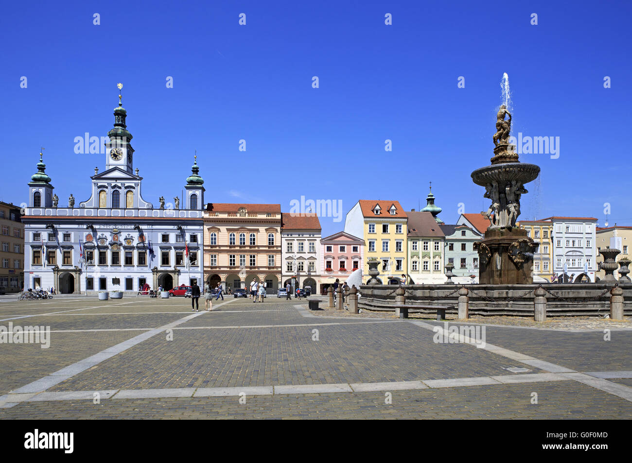 Fontaine sur la place dans le centre historique de Ceske Budejovice. Banque D'Images