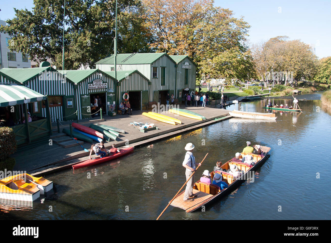 Barques sur la rivière Avon à Antigua Voile cabanes, Cambridge Terrace, Christchurch, Canterbury, Nouvelle-Zélande Banque D'Images