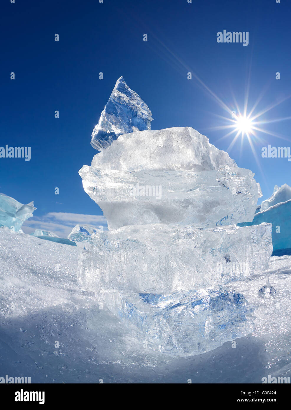 Cristal de glace flottante et bien sur le lac Baïkal Banque D'Images