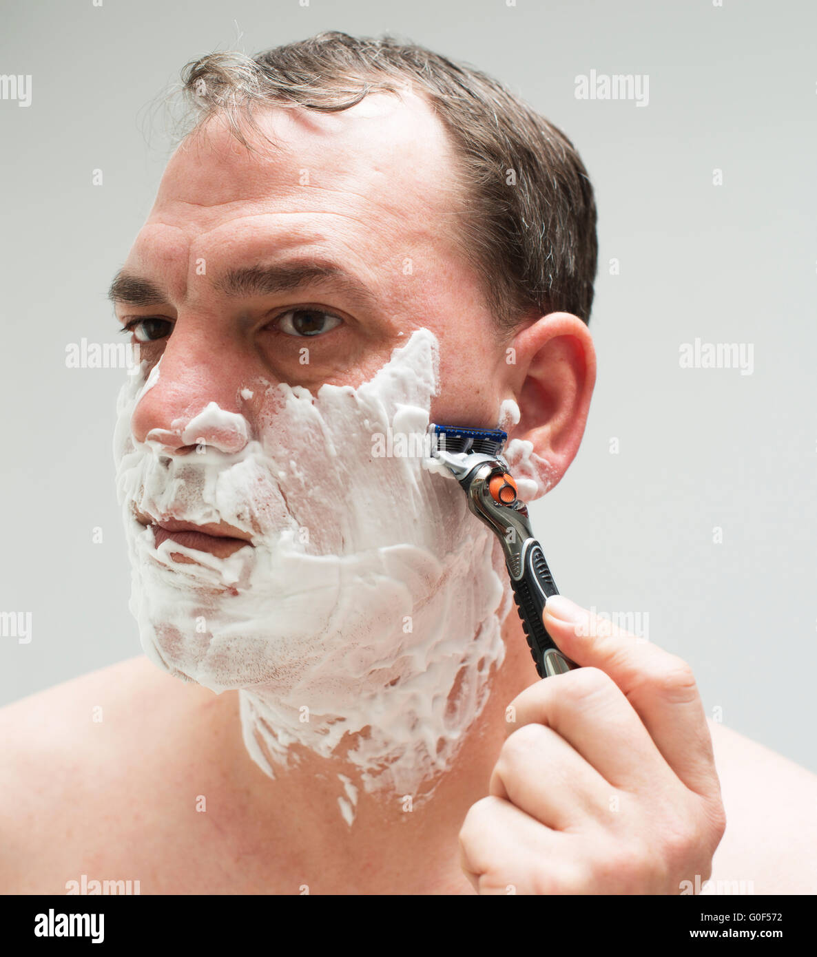 L'homme se rase le visage Banque D'Images