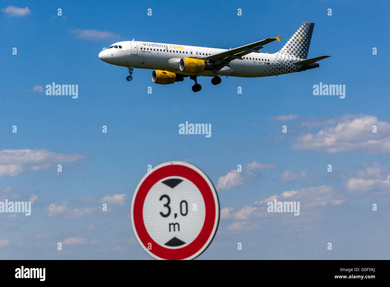 Avion Airbus A320 Vueling Approche pour un atterrissage, Prague, République Tchèque Banque D'Images