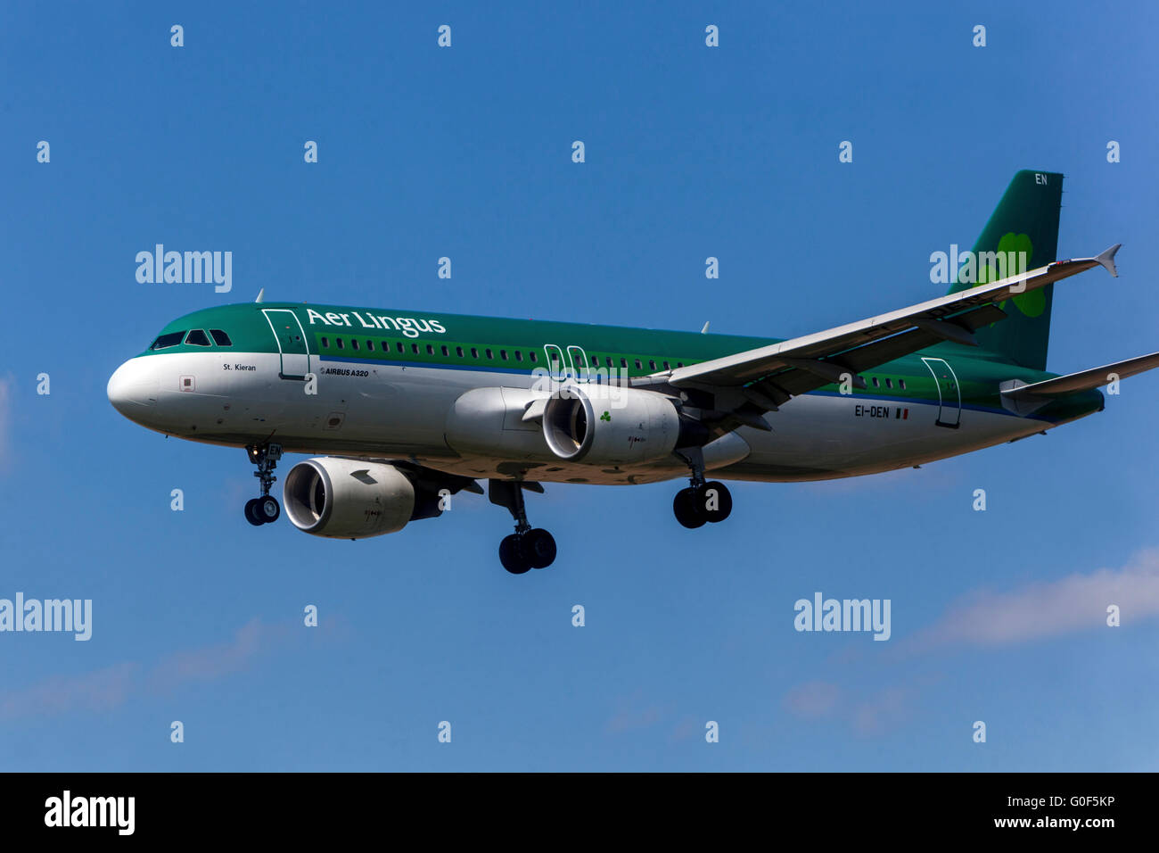 Avion Airbus A320 Aer Lingus avion régional approchant pour un atterrissage Prague, République tchèque destination de voyage Aer Lingus avion compagnie aérienne Banque D'Images