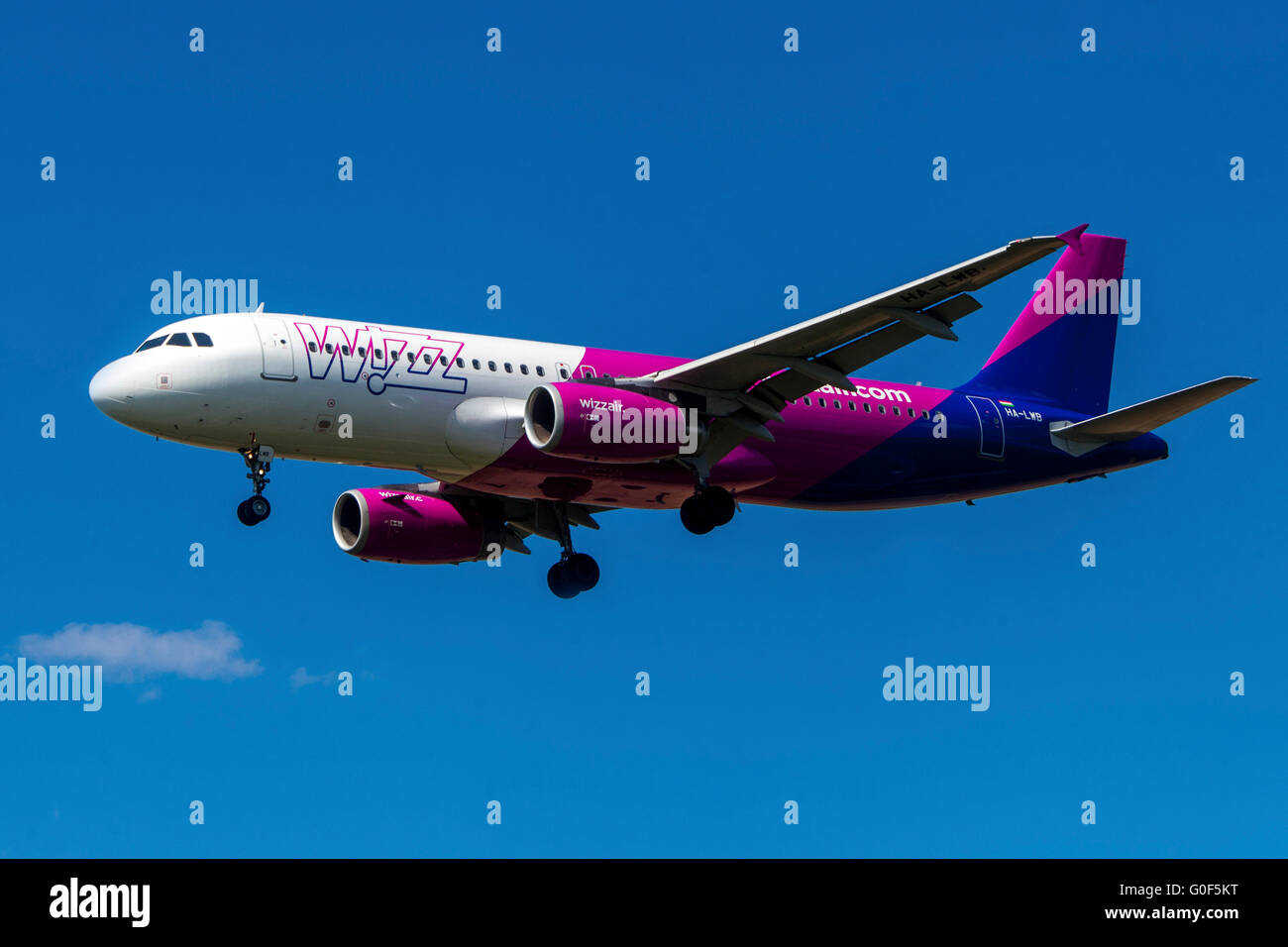 Compagnie aérienne low cost Wizz Air plane Airbus A320 débarquant à Prague, République tchèque Banque D'Images