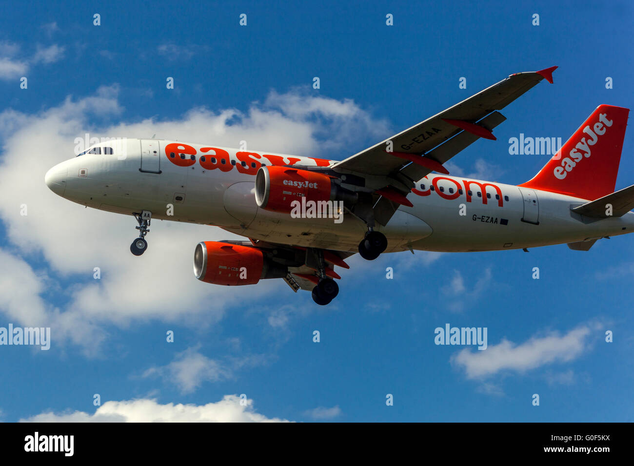 Compagnie aérienne low-cost avion Airbus A319 EasyJet approchant pour un atterrissage, Prague, République tchèque Banque D'Images