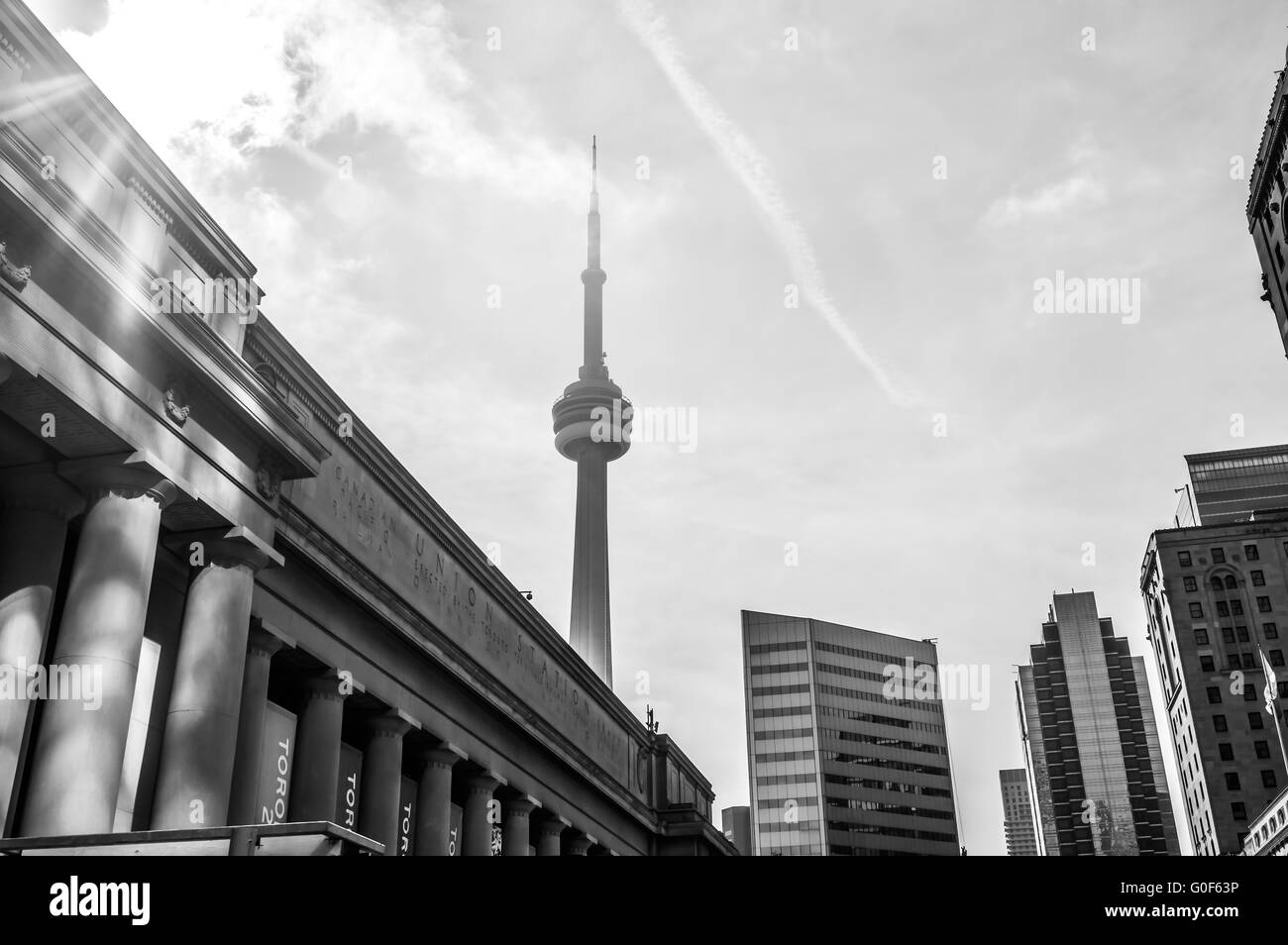 Toronto, Canada - 30 juillet 2015 : l'extérieur de la gare Union de Toronto au cours de la journée. La tour du CN peut être vu à l'extérieur de la Banque D'Images