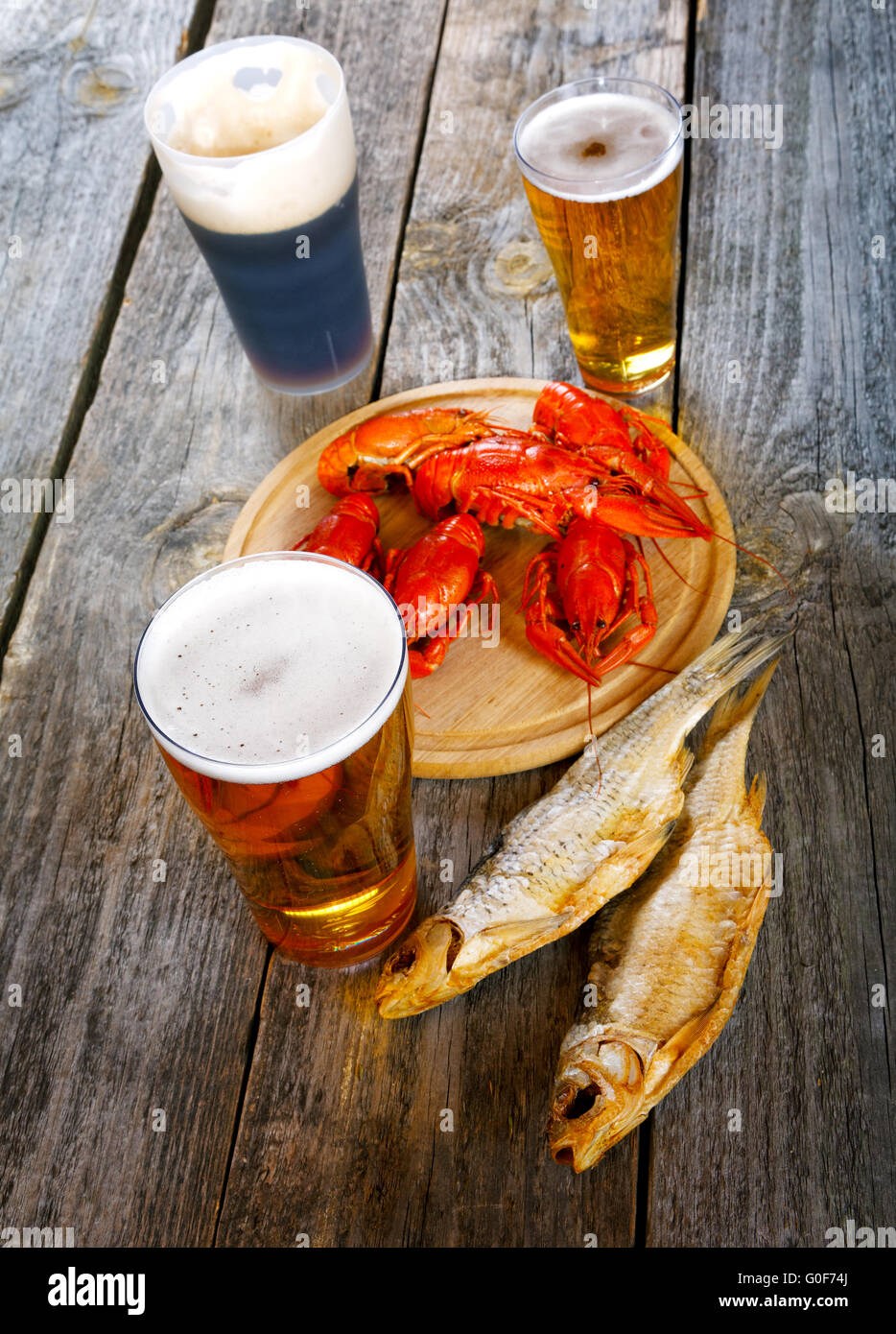 Les écrevisses bouillies savoureuses et bière sur table ancienne Banque D'Images