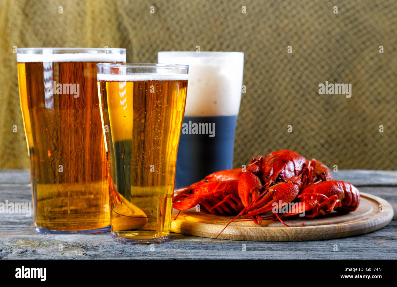 Les écrevisses bouillies savoureuses et bière sur table ancienne Banque D'Images