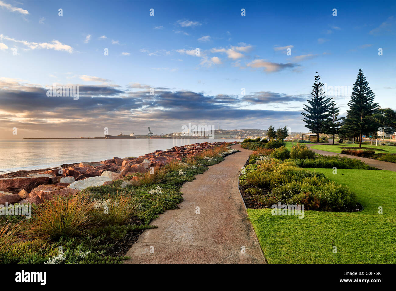 Parc de la ville décorée de bay shore en Esperance occupé port industriel sur la côte ouest de l'Australie. Chaud Soleil matinal la lumière s'allume à pied Banque D'Images