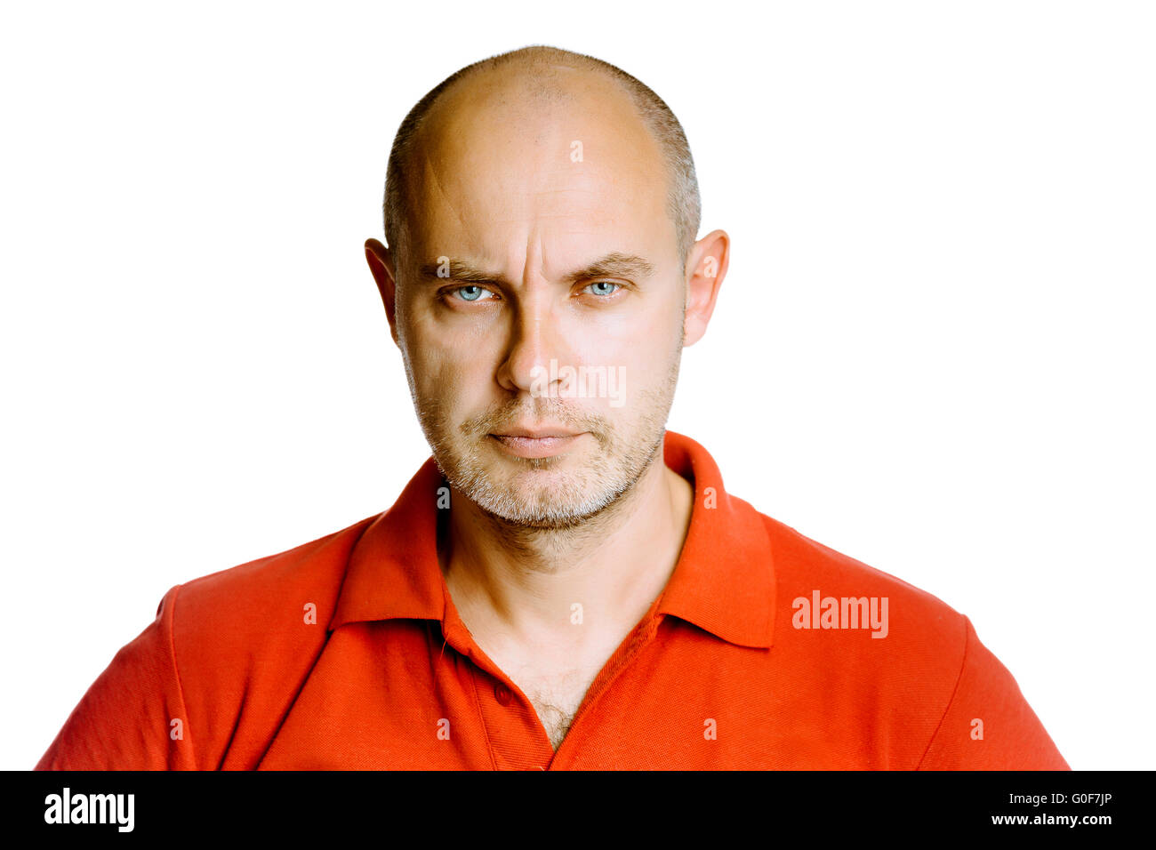 Redoutable non rasé homme d'âge moyen dans un T-shirt rouge. Studio isolé. Banque D'Images
