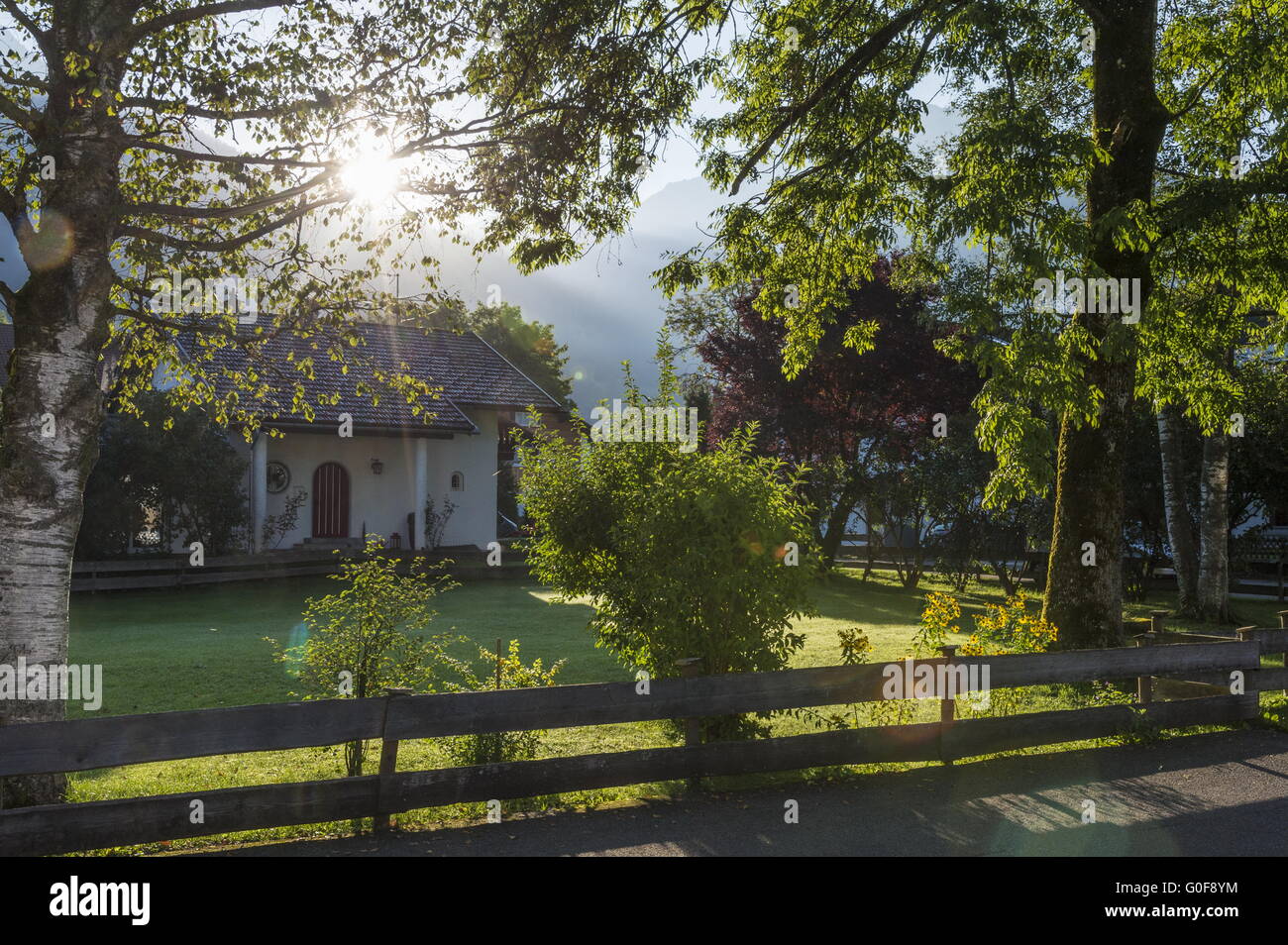 Petit bâtiment avec un jardin à l'arrière la lumière lor Banque D'Images