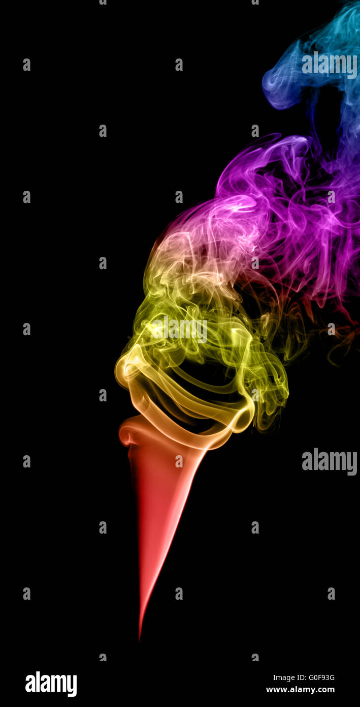 Résumé La fumée multicolore sur fond sombre Banque D'Images
