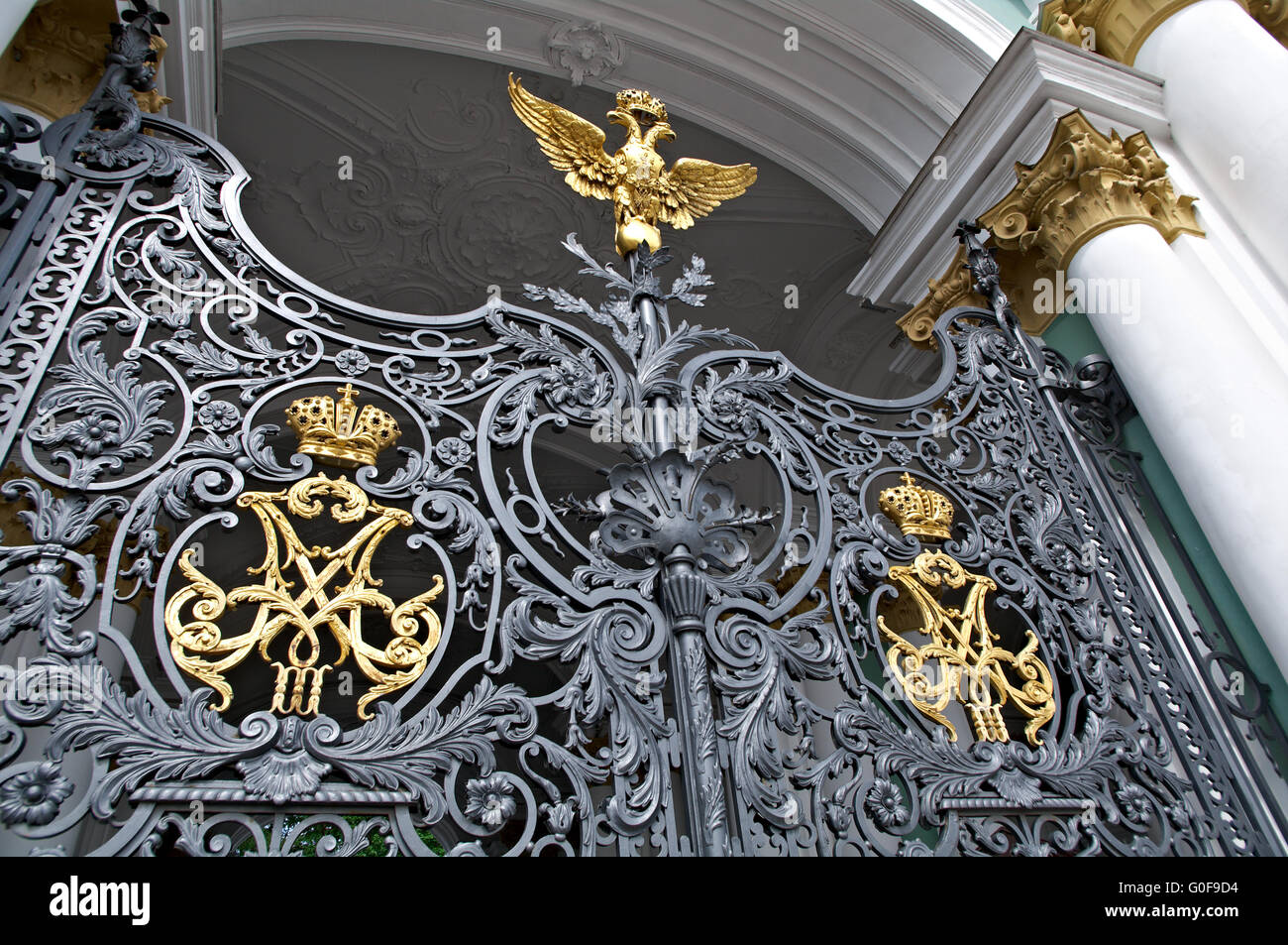 Famille impériale russe d'or couronne sur Hermitage Banque D'Images