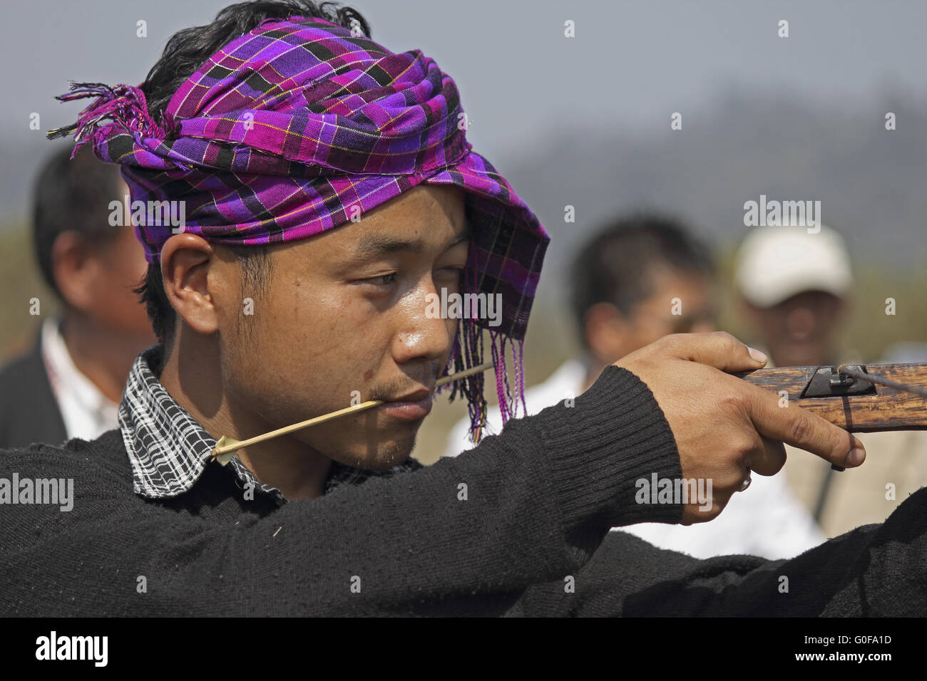 La tribu, l'homme traditionnel effectuer la concurrence d'arbalète Banque D'Images