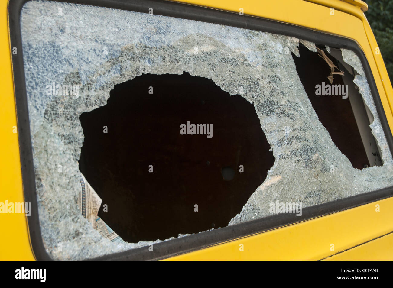 La fenêtre arrière cassée de grunge vintage van Banque D'Images