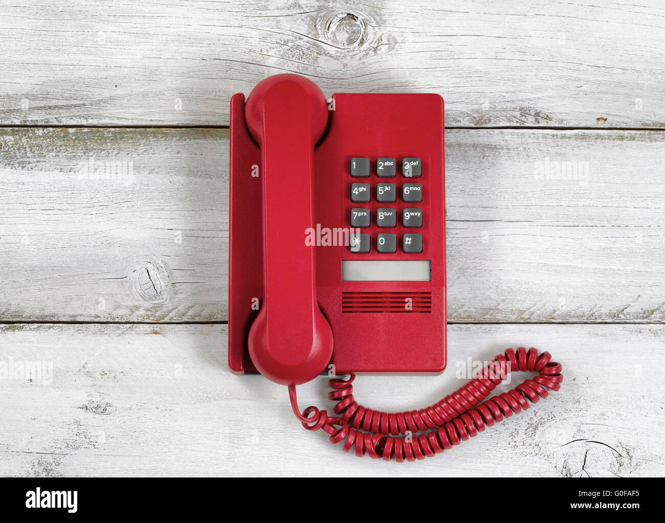 Vintage téléphone rouge sur les planches de bois blanc rustique Banque D'Images