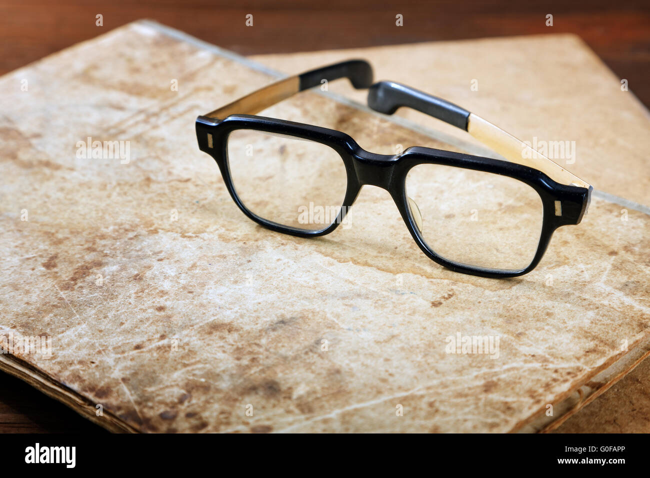 Vieille version-livres et des verres sur une table en bois Banque D'Images Vieille version-livres et des verres sur une table en bois Banque D'Images