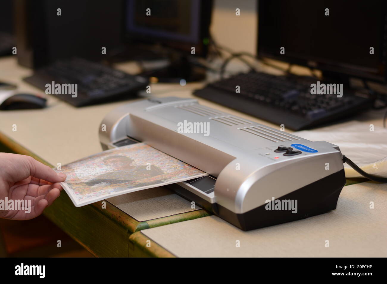Personne pendant la lamination d'une image imprimée Banque D'Images
