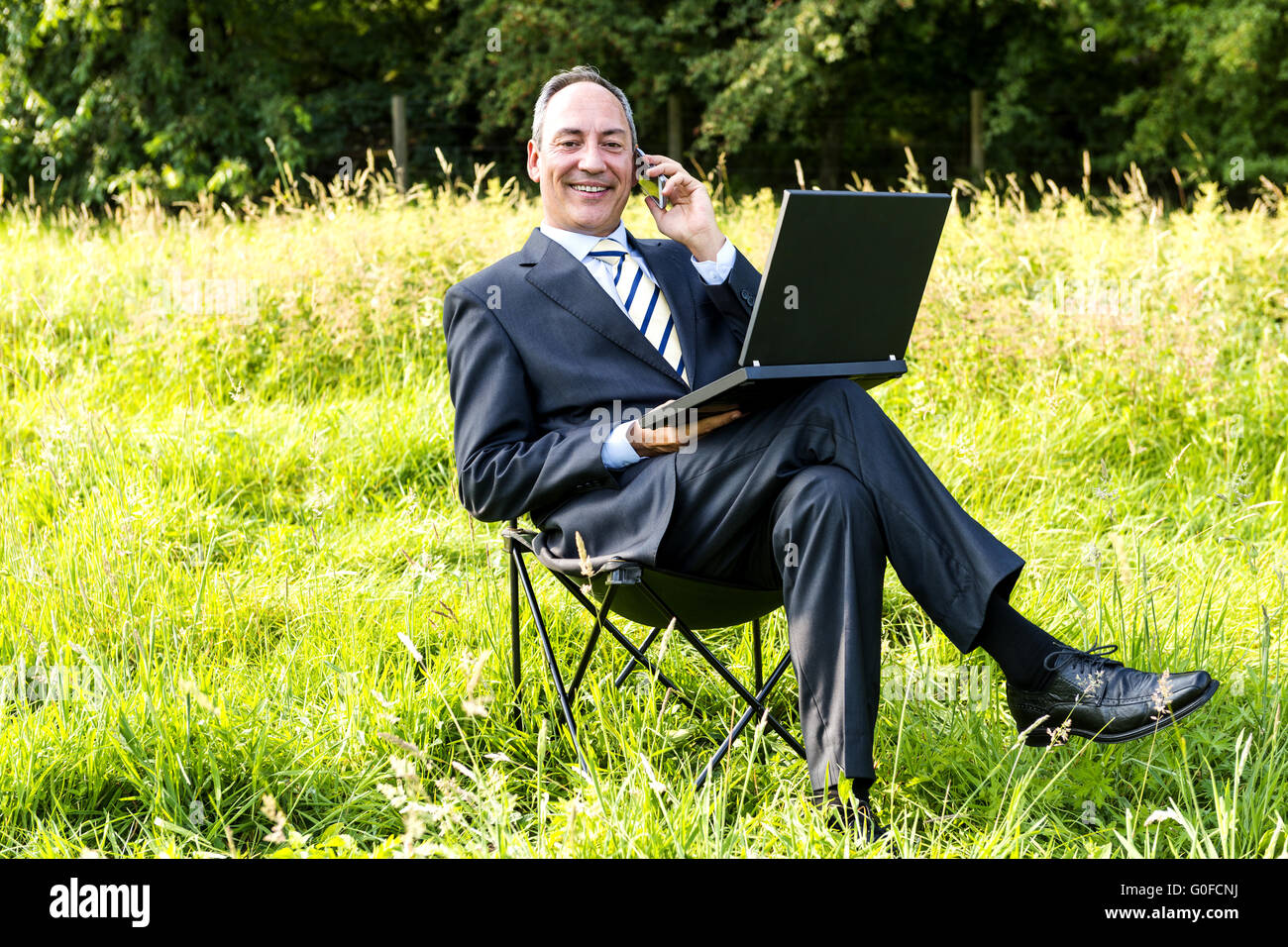 Businessman on meadow - Green IT Banque D'Images