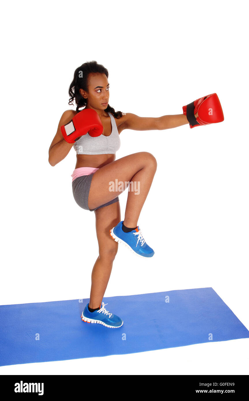 Femme de boxe sur bleu mat. Banque D'Images