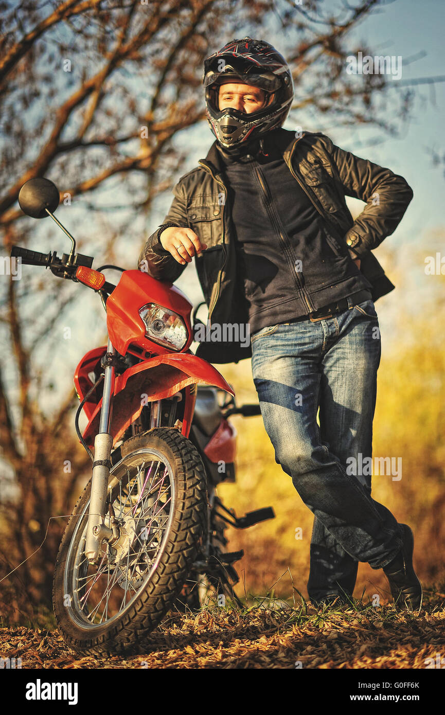 En choisissant l'établissement sunset moto enduro bike avec lui Photo Stock  - Alamy