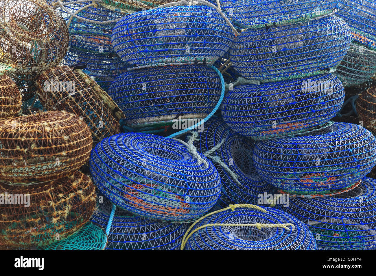 Des cages en filet pour attraper des fruits de mer sur la jetée Banque D'Images