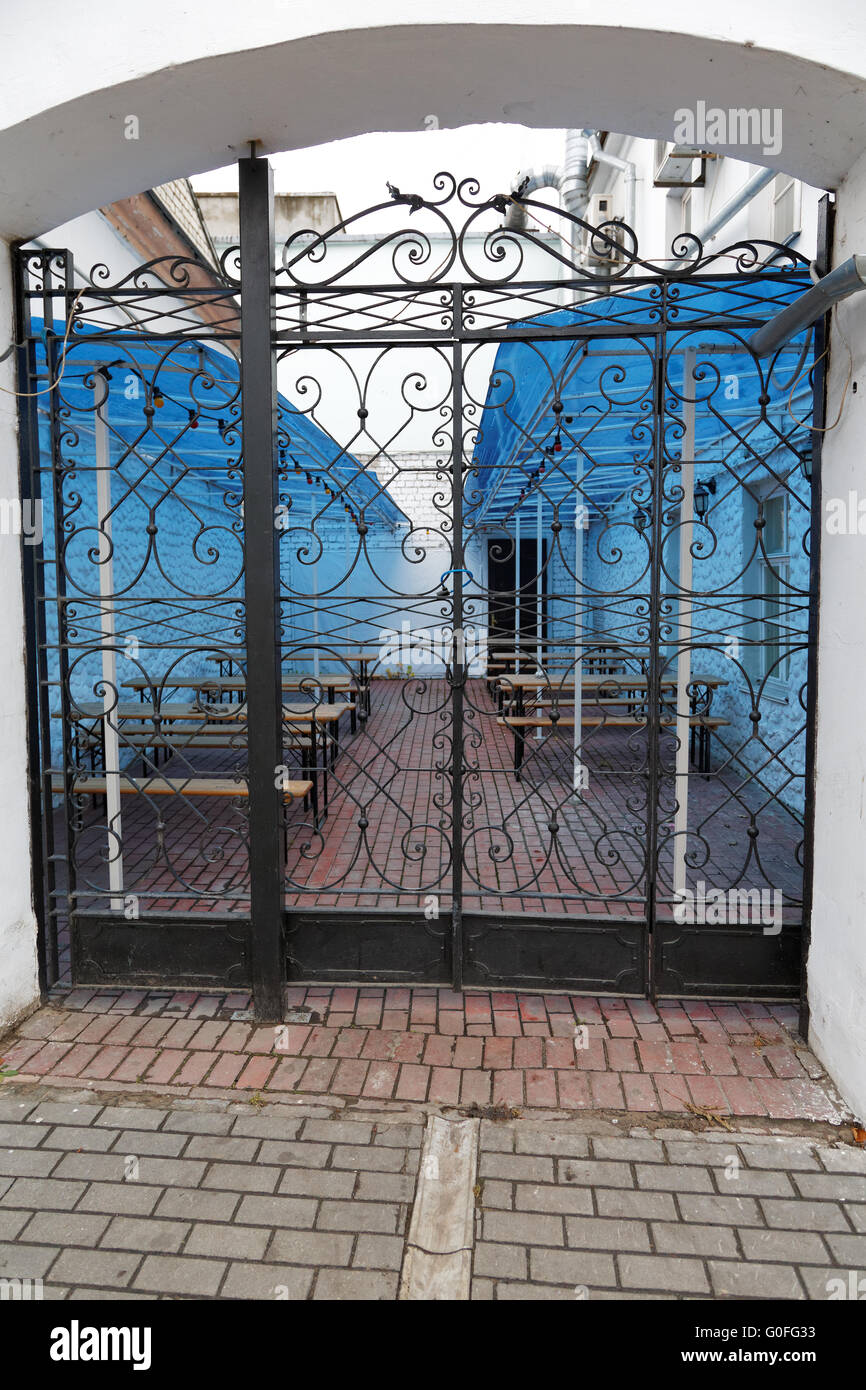 Portes en fer forgé et des piliers sidewalk cafe Banque D'Images