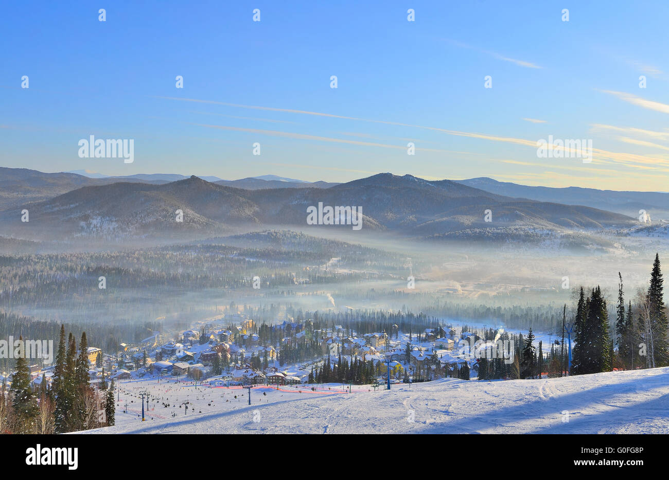 Matin d'hiver dans les montagnes et la station de ski Sheregesh Banque D'Images