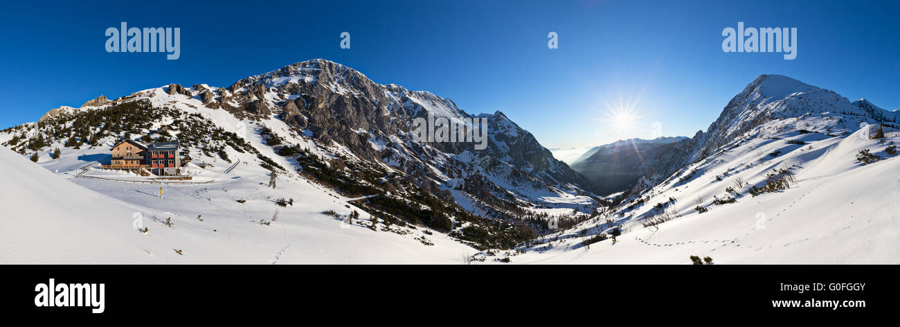 Paysage d'hiver avec des montagnes et un lodge Banque D'Images