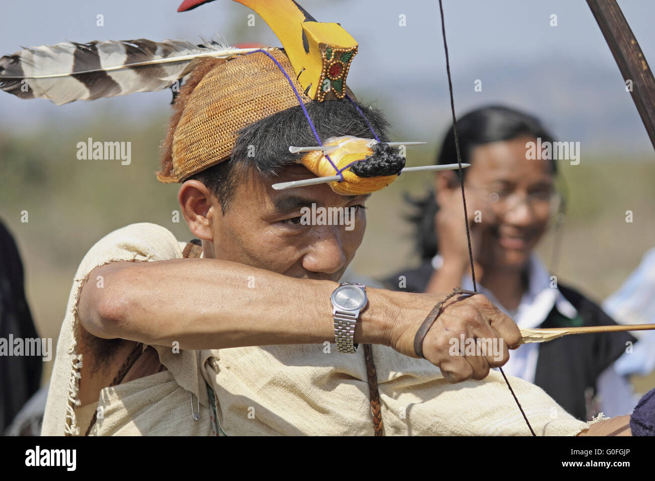 Tribu Nyishi, effectuer l'homme arc traditionnel concours flèche Banque D'Images