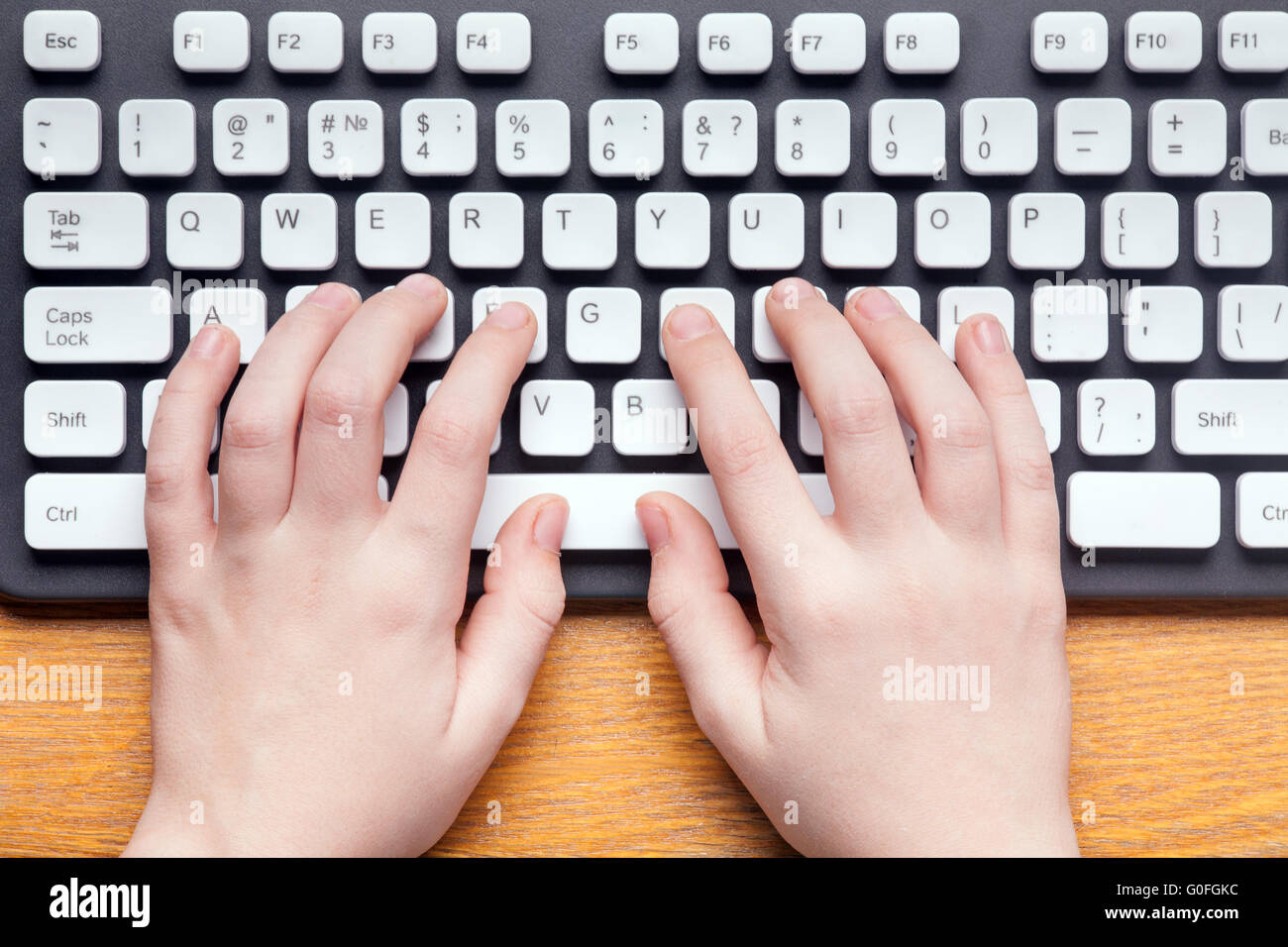Vue du dessus des mains de la saisie sur clavier d'ordinateur Banque D'Images