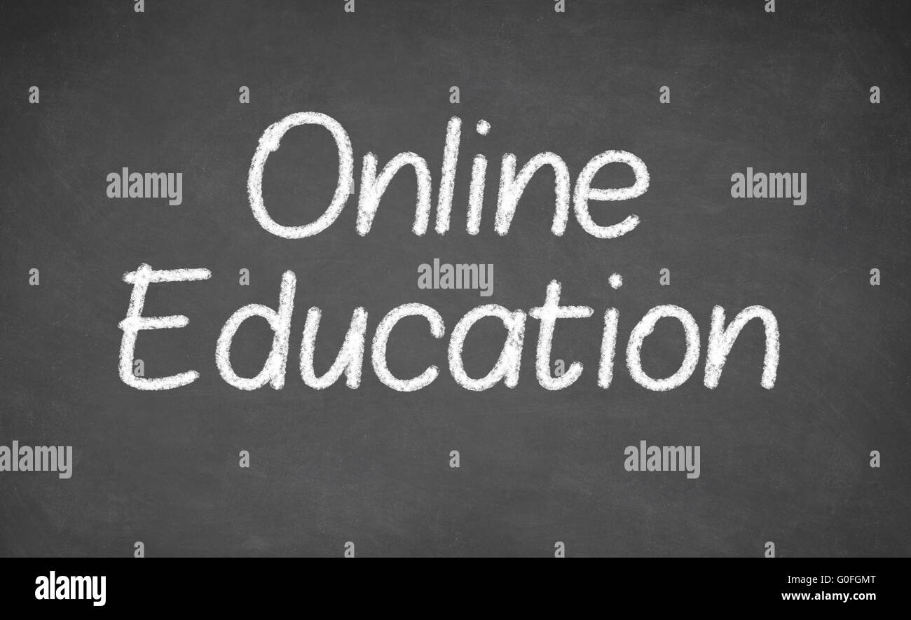 L'éducation en ligne à la main avec craie blanche sur un tableau noir Banque D'Images