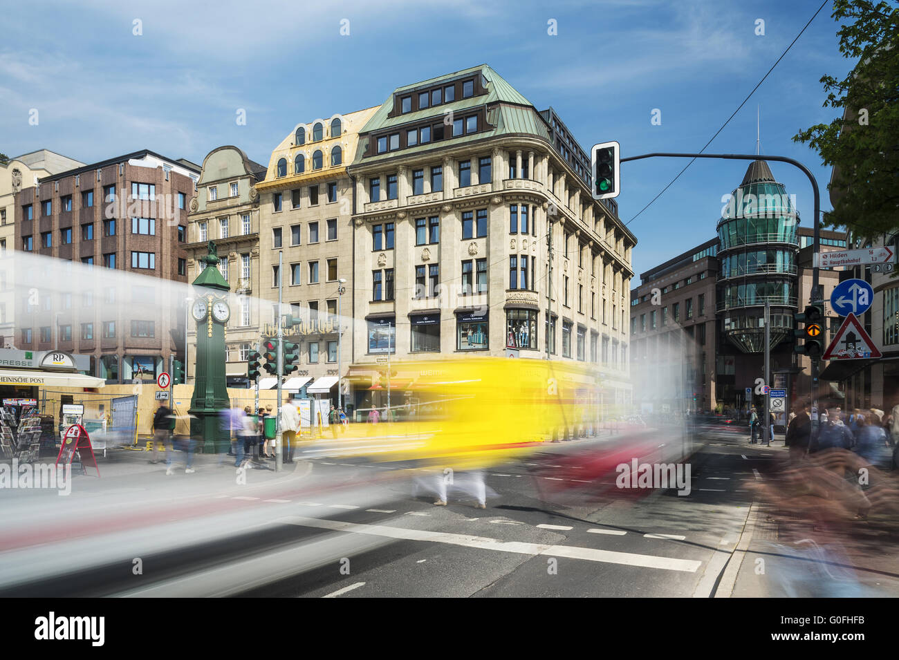 Le trafic lourd au croisement à la Königsallee avec un vieux réveil Banque D'Images Le trafic lourd au croisement à la Königsallee avec un vieux réveil Banque D'Images