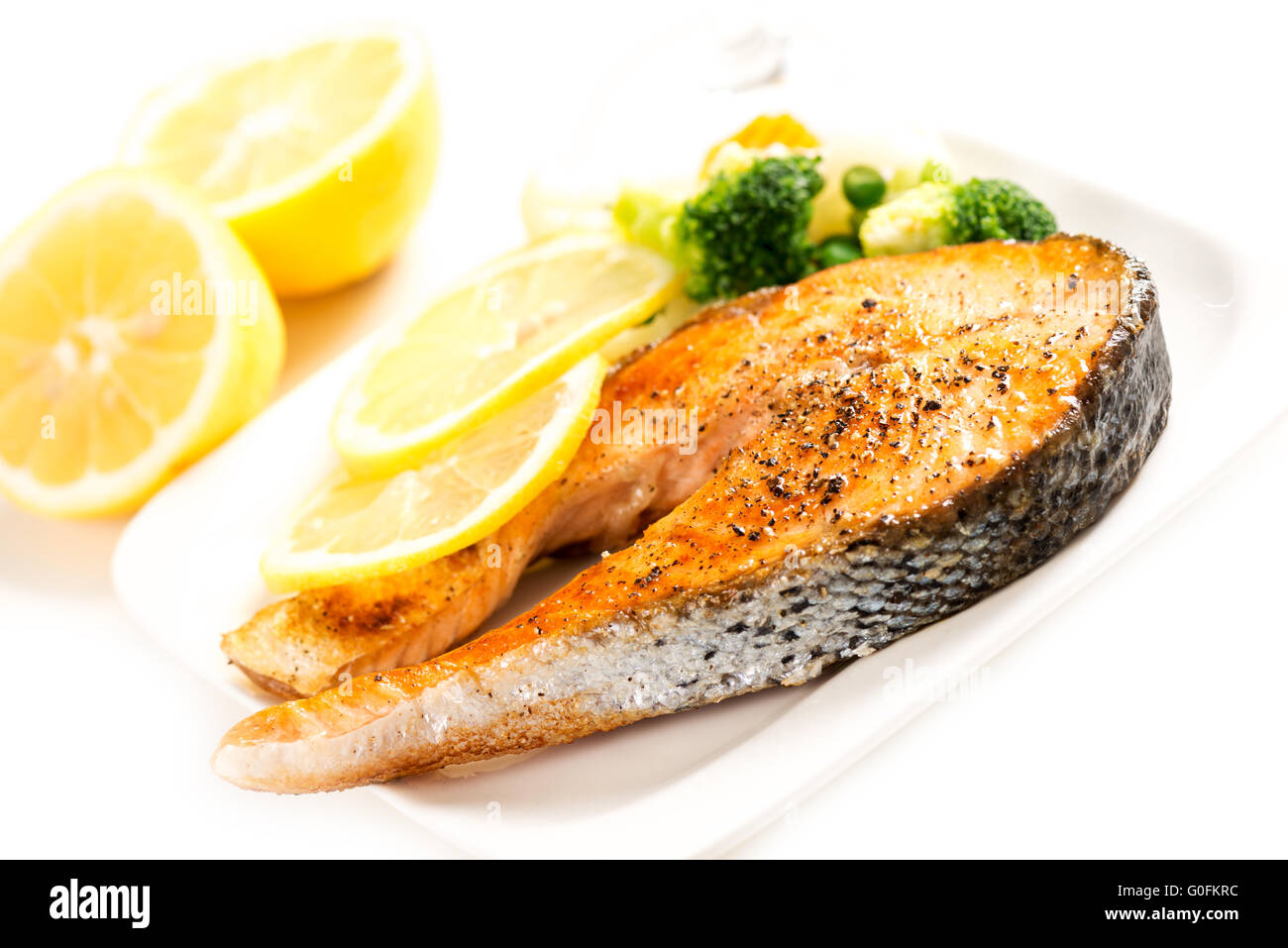 Pavé de saumon et les légumes sur la plaque avec du citron Banque D'Images