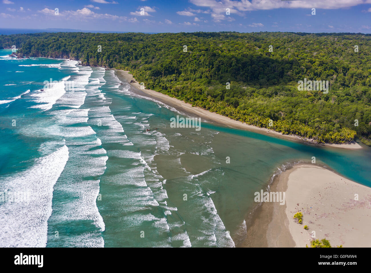 Parc national de Corcovado, COSTA RICA - Rio Claro se jette dans l'océan Pacifique, la péninsule de Osa forêt tropicale. Banque D'Images