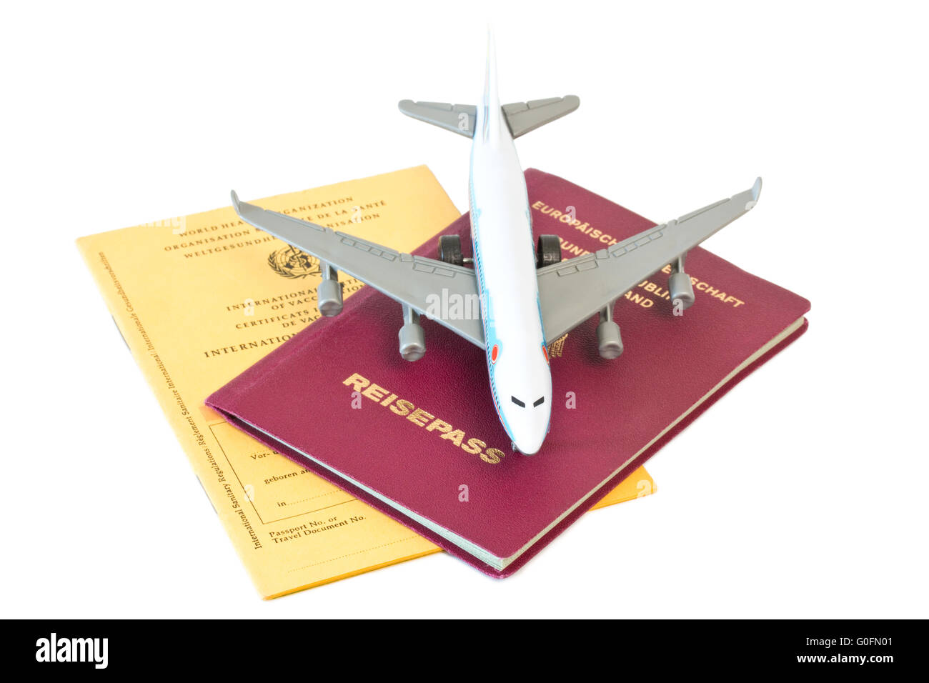 Avion jouet sur passeport et carte de vaccination Banque D'Images