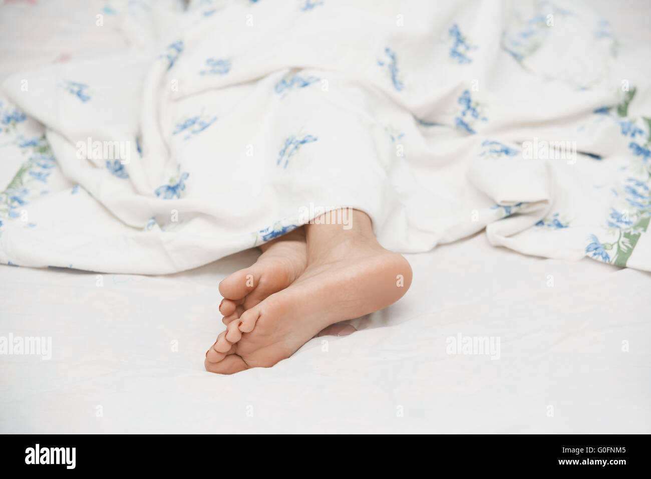Pieds de femme endormie Banque D'Images