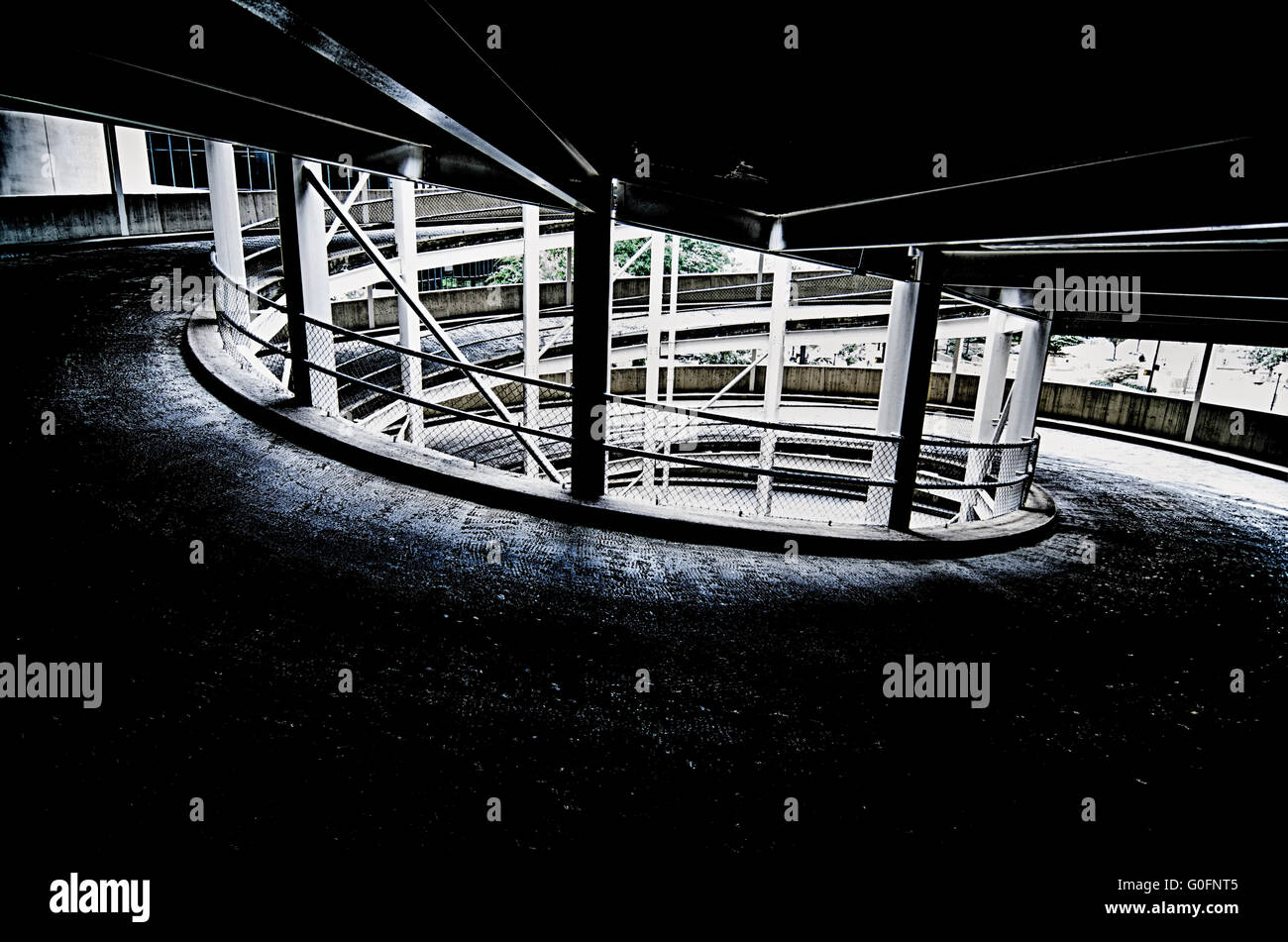 Rampe en spirale sur un parking à plusieurs étages de sortie dans une grande ville Banque D'Images