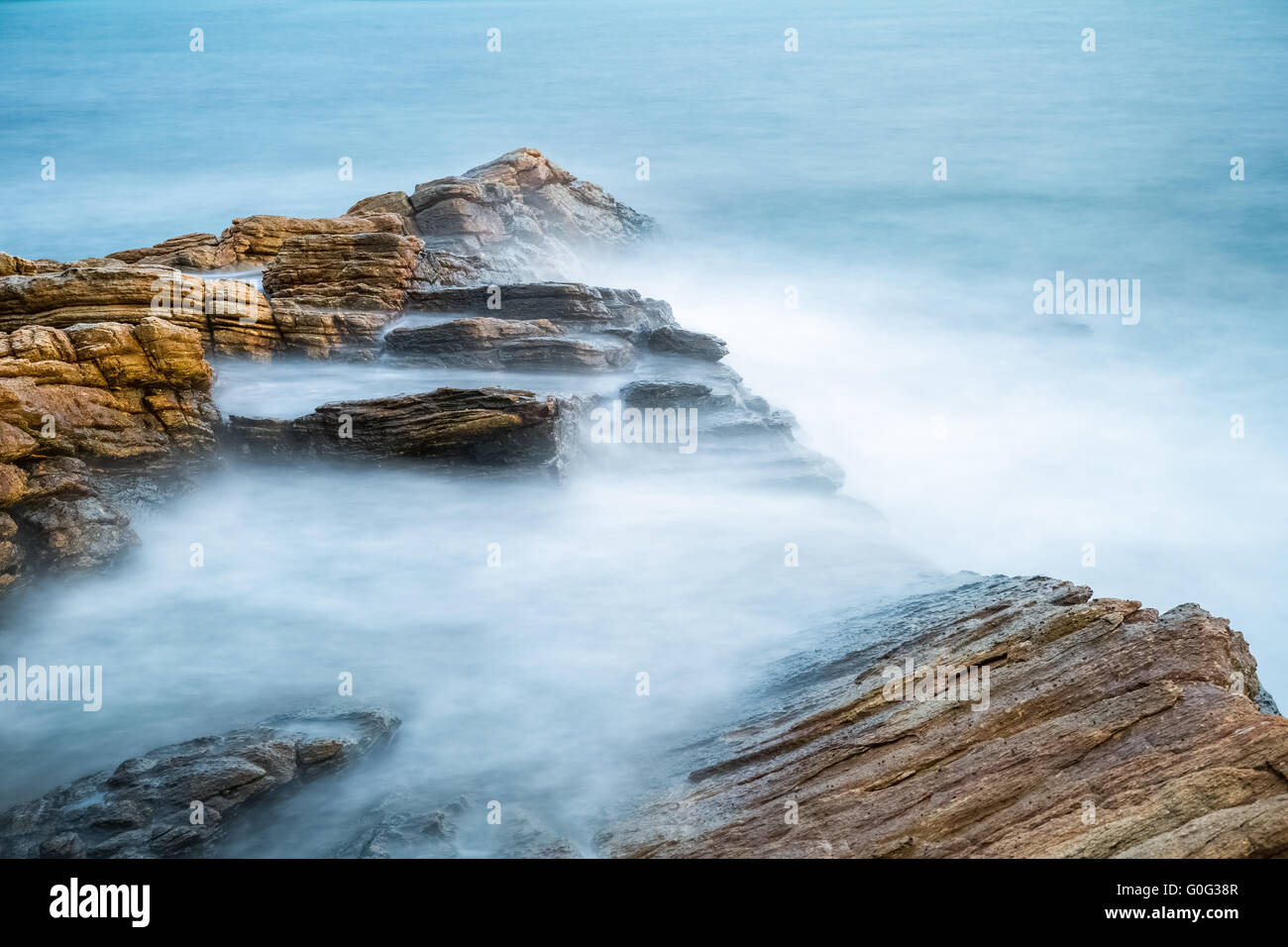 Les roches de la mer tôt le matin Banque D'Images