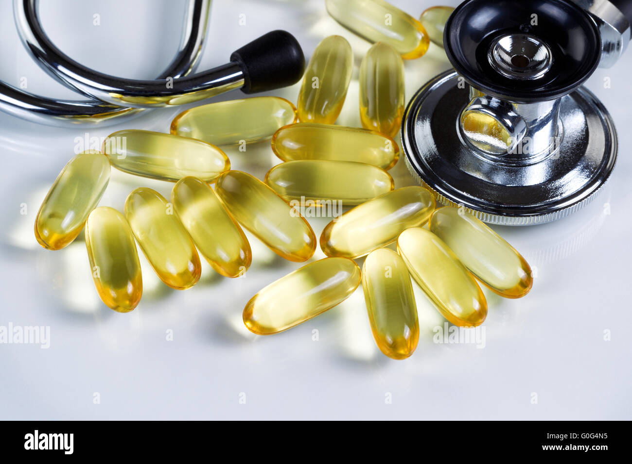 Close up of capsules d'huile de poisson pour la bonne santé sur fond blanc Banque D'Images