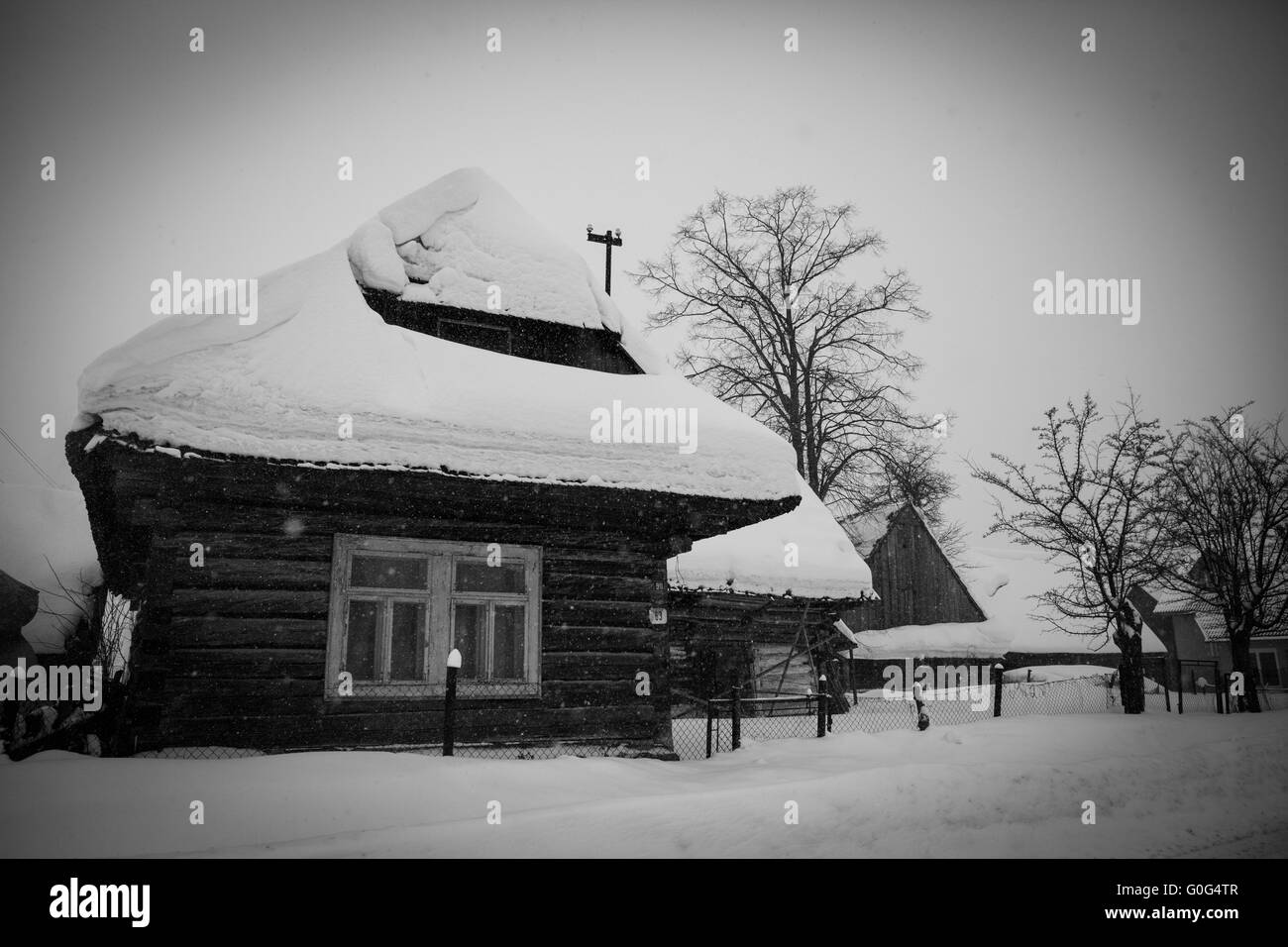 Chalet dans la neige en Slovaquie Banque D'Images