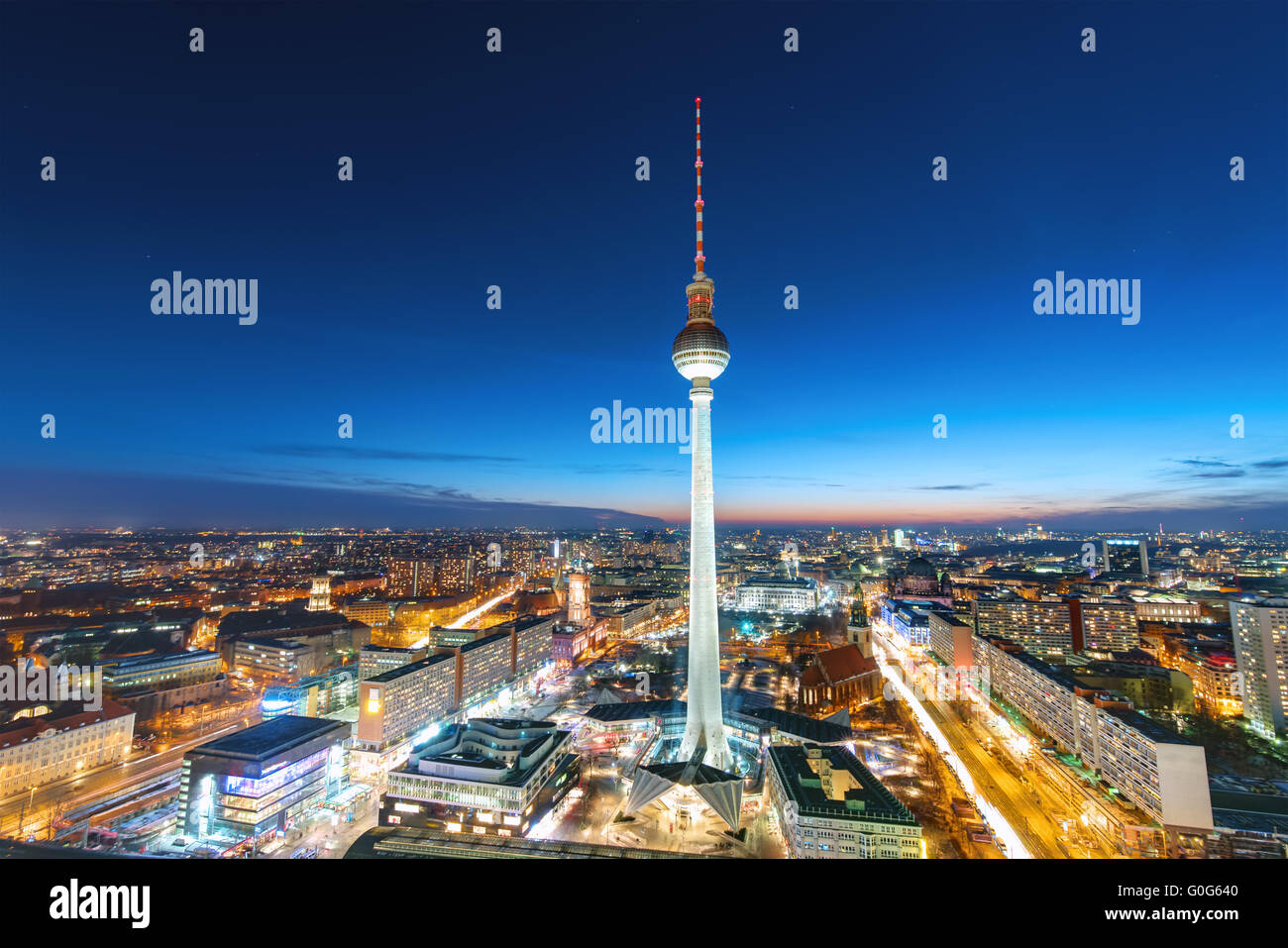 La tour de télévision à Berlin dans la nuit Banque D'Images