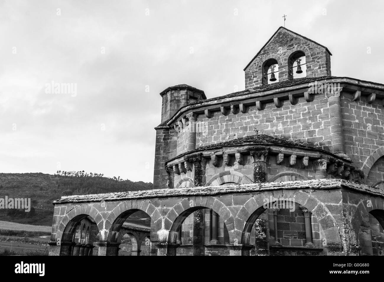 Eunate par la montagne en noir et blanc Banque D'Images