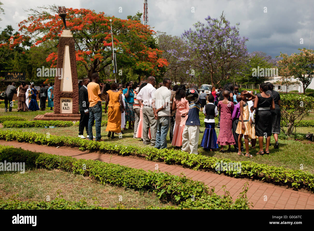 ARUSHA, TANZANIE EN AFRIQUE. Un groupe de personnes célébrant le mariage Banque D'Images