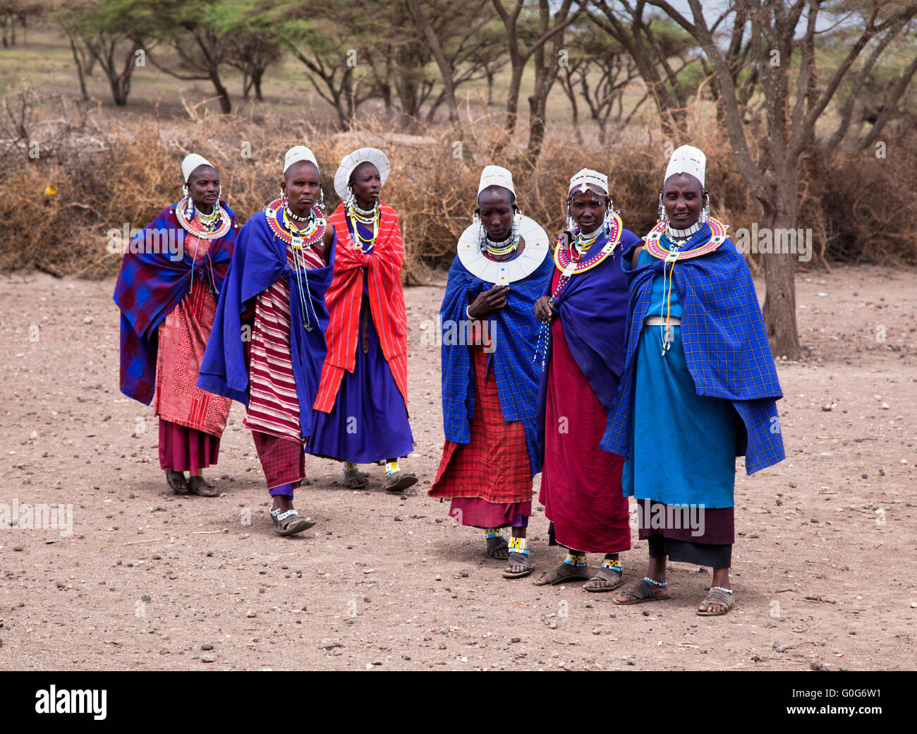 Les femmes masaï en face de leur village en Tanzanie, Afrique Banque D'Images