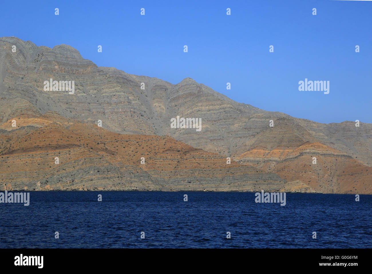 Falaises colorées dans le fjord de Khor Ash Sham en Oman Banque D'Images